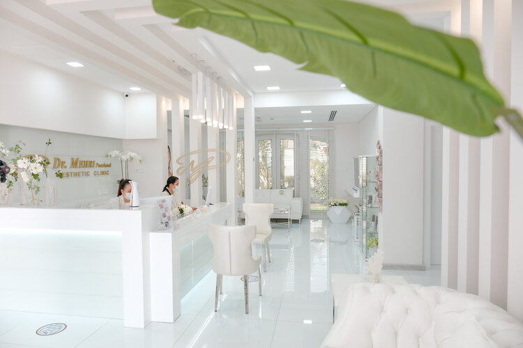 Specialist performing laser pigmentation treatment in Jumeirah 3 Dubai